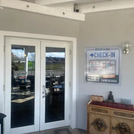 Ξενοδοχείο Highway - *