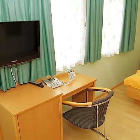 Hotel Highway - *