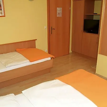 Hotel Highway - *