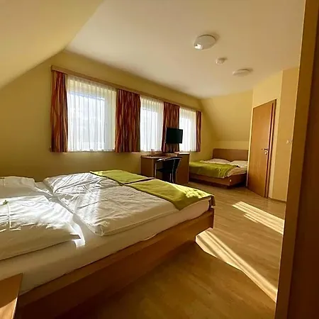 Hotel Highway - *