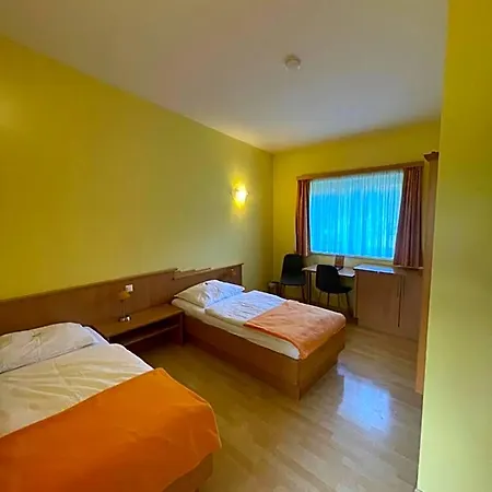 Hotel Highway - *