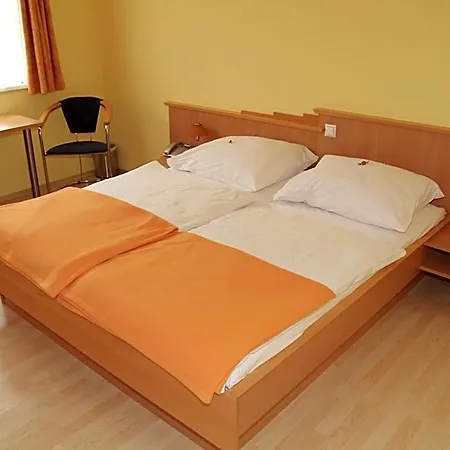 Hotel Highway - *
