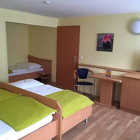 Hotel Highway - *